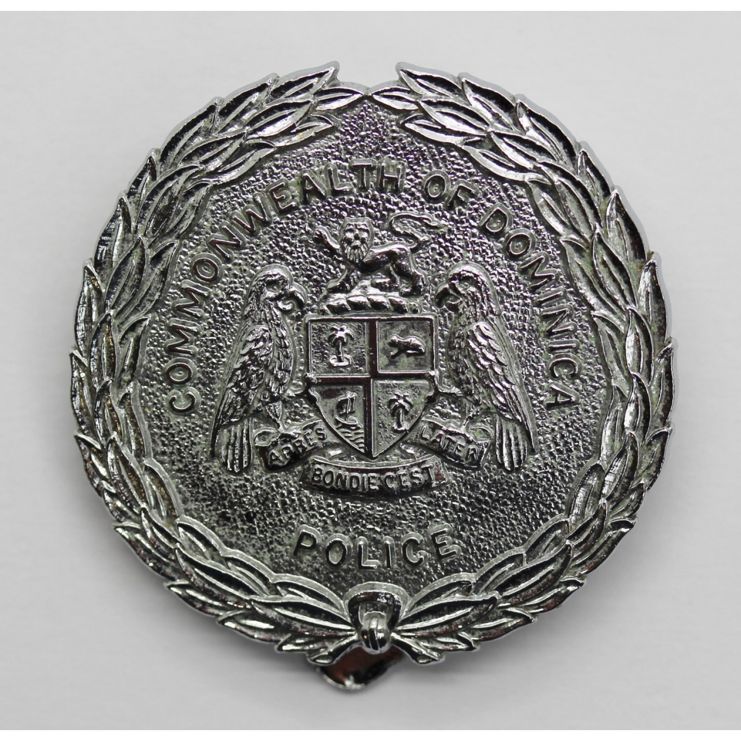 commonwealth-of-dominica-police-cap-badge